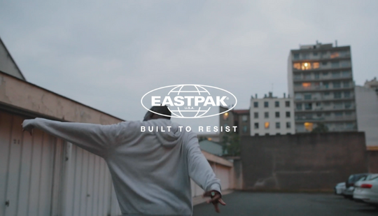 Black History Month : la créatrice Estelle Ebenga Hénot collabore avec la marque Eastpak.